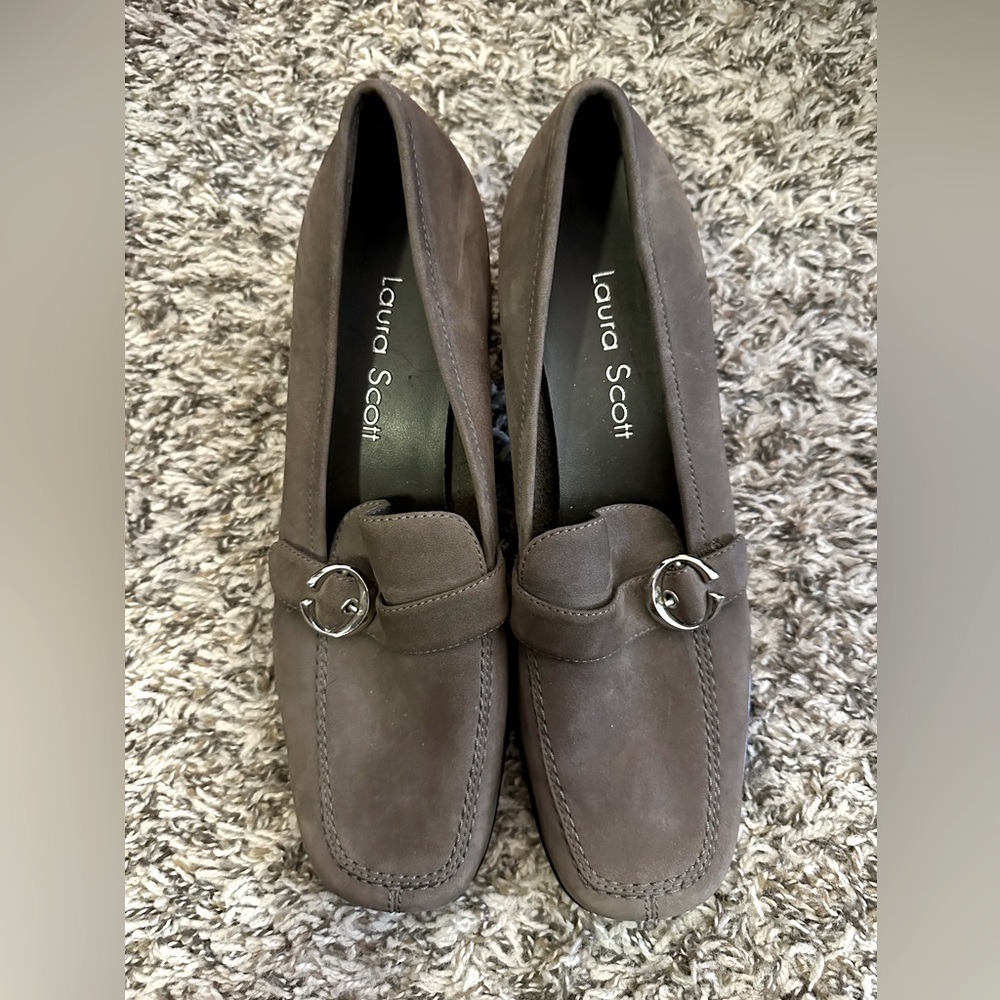 Laura Scott heeled loafers, women’s dress shoes size 8, brown never worn no tags